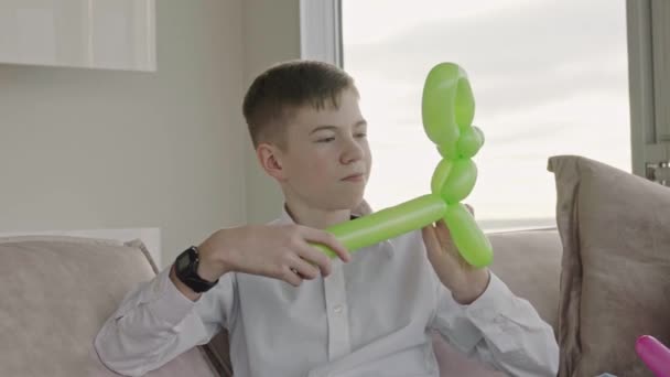 Çocuklar Modellik Balonları Şişirir Çocuklar Evde Balonlarla Eğleniyor — Stok video