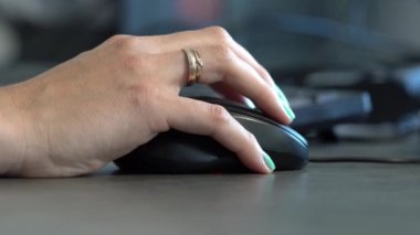 İş kadını elleri ofisteki bilgisayarda çalışıyor. Parlak modern ofiste bilgisayar üzerinde çalışan konsantre genç ve güzel bir iş kadını..