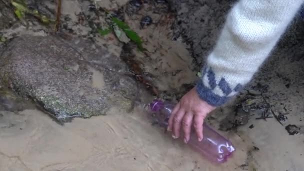 Μια Γυναίκα Συλλέγει Πόσιμο Νερό Από Ένα Βουνό Καθαρό Ρεύμα — Αρχείο Βίντεο