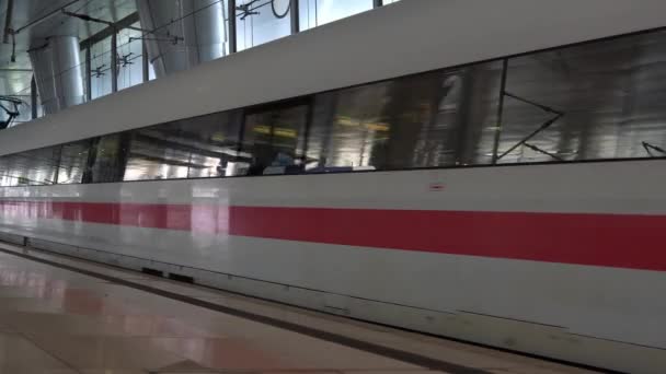 2021年7月至7月 德国法兰克福 法兰克福机场的冰上快车 Ice 3西班牙火车抵达法兰克福机场火车站或与之联络 德国铁路 — 图库视频影像