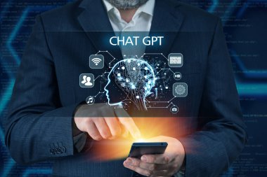 Yapay Zeka ile geliştirilen Chat Bot Chat. İstihbarat Ai Kavramı. Takım elbiseli bir iş adamı akıllı telefonunda sohbet robotu kullanıyor.