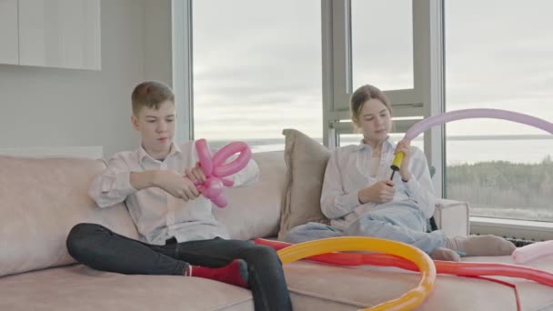Çocuklar Modellik Balonları Şişirir Çocuklar Evde Balonlarla Eğleniyor — Stok video