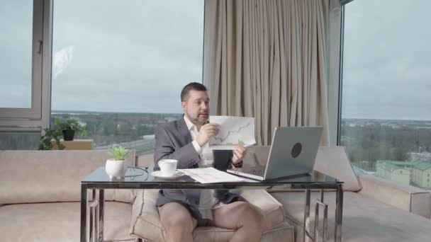 Homme Costume Sans Pantalon Travaillant Ligne Bureau Domicile Vidéoconférence Concept — Video