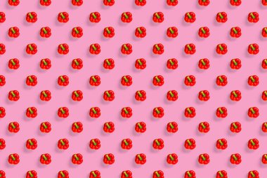 Pembe arka planda Bulgar kırmızı biberi. Paprikadan arkaplan, düz yatay dikişsiz desen değil