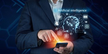 Al, Sohbet robotu ve gelecekteki pazarlama konsepti, iş adamı el ele tutuşan cep telefonu, ai bilgisi olan akıllı telefon. Yapay zeka kavramı