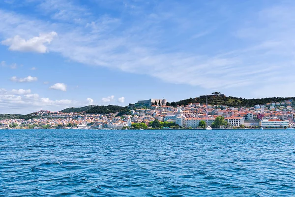 クロアチアのシベニク シベニクのユネスコの都市建築と海岸線 ダルマチア クロアチア カラフルな歴史的な町 — ストック写真