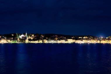 Rogoznica 'nın gece panoraması. Adriyatik 'in Rogoznica kenti, Hırvatistan' ın orta Dalmaçya bölgesindeki Rogoznica kıyı şeridi manzarası.