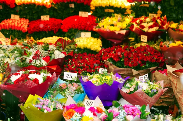 Trandafiri Colorați Afișează Buchet Fața Magazinului Flori Aranjamente Flori Vânzare — Fotografie, imagine de stoc