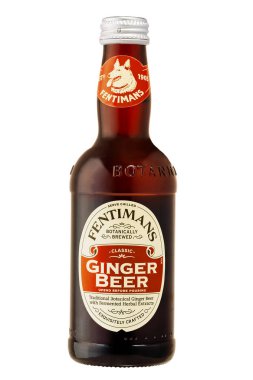 Tallinn, Estonya - Ocak 2023 - İzole edilmiş beyaz arka planda bir şişe Fentimans Ginger birası. Karbonatlı alkolsüz bira içeceği. İzole edilmiş Fentimanlar içer, güler.