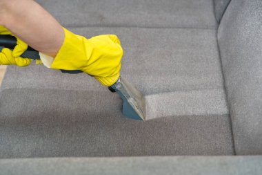 Tekstil kanepe kimyasal temizleme ve profesyonel çıkarma yöntemi. Döşeme mobilyaları. Ev temizlik servisi. toz bulutu