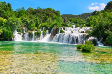 Güneşli yaz gününde güzel bir şelale arka planı. Krka Ulusal Parkı 'nda Güzel Şelale - Hırvatistan, Avrupa. Krka Ulusal Parkı 'nda Krka nehri şelaleleri