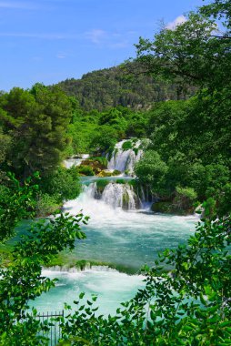 Güneşli yaz gününde güzel bir şelale arka planı. Krka Ulusal Parkı 'nda Güzel Şelale - Hırvatistan, Avrupa. Krka Ulusal Parkı 'nda Krka nehri şelaleleri