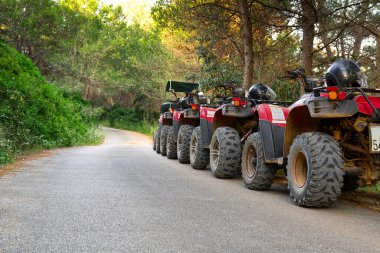 Park edilmiş ATV ve UTV, dağ yolu. Arka arkaya park etmiş birkaç AV dörtlü motosiklet aşırı açık hava macera konsepti