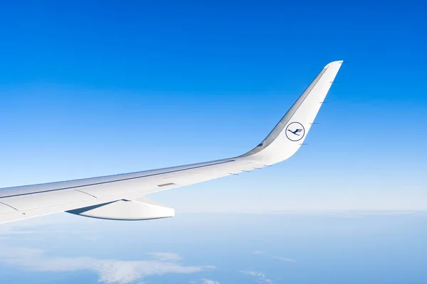 2022 에스토니아 루프트한자의 로고가 공중에 수있다 비행기 날개가 비행기의 기장을 — 스톡 사진