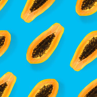 Taze olgun papaya deseni mavi arka planda. Tropik soyut arka plan. Üst Manzara. Yaratıcı tasarım, minimum düz konsept. Trend tropikal meyve arkaplan modeli