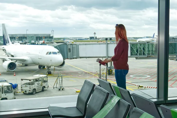 Frau Flughafenfenster Und Flugabflug Flughafen Terminal Glückliche Reisende Schauen Sich — Stockfoto