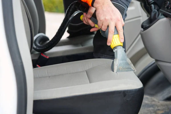 진공소제기를 사용하여 자동차 의자를 진공소제기로 미니밴 일하는 — 스톡 사진