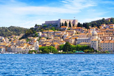Sibenik, Hırvatistan. UNESCO 'nun Sibenik mimarisi ve kıyı şeridi, Dalmaçya, Hırvatistan. Renkli tarihi şehir.