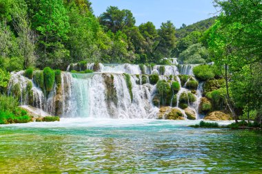 Güneşli yaz gününde güzel bir şelale arka planı. Krka Ulusal Parkı 'nda Güzel Şelale - Hırvatistan, Avrupa. Krka Ulusal Parkı 'nda Krka nehri şelaleleri