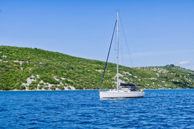 Güneşli bir yaz gününde Akdeniz 'e yelken açmak. Lüks bir yat turu. Hırvatistan, İtalya ve Yunanistan 'da tatil