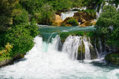 Güneşli yaz gününde güzel bir şelale arka planı. Krka Ulusal Parkı 'nda Güzel Şelale - Hırvatistan, Avrupa. Krka Ulusal Parkı 'nda Krka nehri şelaleleri