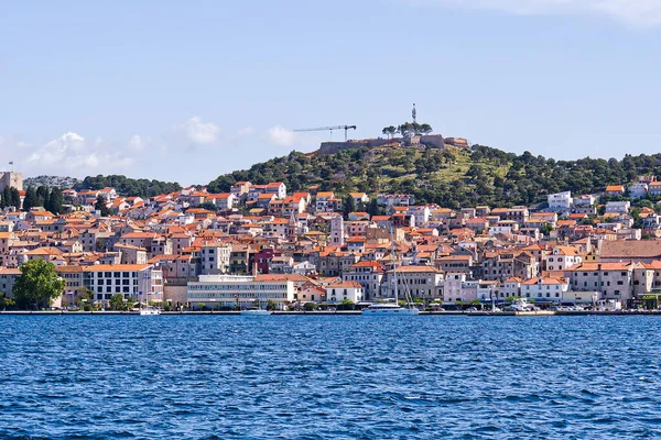 Sibenik, Hırvatistan. UNESCO 'nun Sibenik mimarisi ve kıyı şeridi, Dalmaçya, Hırvatistan. Renkli tarihi şehir.