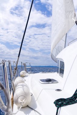 Güneşli bir yaz gününde Akdeniz 'e yelken açmak. Lüks bir yat turu. Hırvatistan, İtalya ve Yunanistan 'da tatil