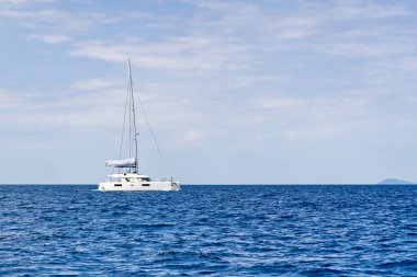 Denizdeki yat katamaranı. Katamaran turkuaz sularda yüzüyor. Tatil ya da deniz tatili. Lüks yatlar. yaz