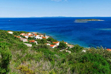 Hırvatistan 'ın Dalmaçya kentindeki Vis Körfezi hava manzaralı adası. Avrupa paradice Vis Adası Adriyatik Denizi Körfezi 'nde.