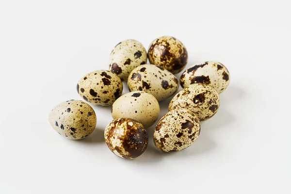 Перепелиные Яйца Выделяются Белом Фоне Маленькие Яйца Концепция Экологически Здорового — стоковое фото