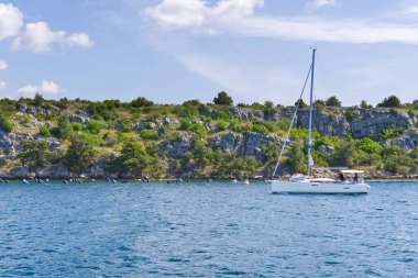 Güneşli bir yaz gününde Akdeniz 'e yelken açmak. Lüks bir yat turu. Hırvatistan, İtalya ve Yunanistan 'da tatil