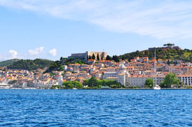 Sibenik, Hırvatistan. UNESCO 'nun Sibenik mimarisi ve kıyı şeridi, Dalmaçya, Hırvatistan. Renkli tarihi şehir.