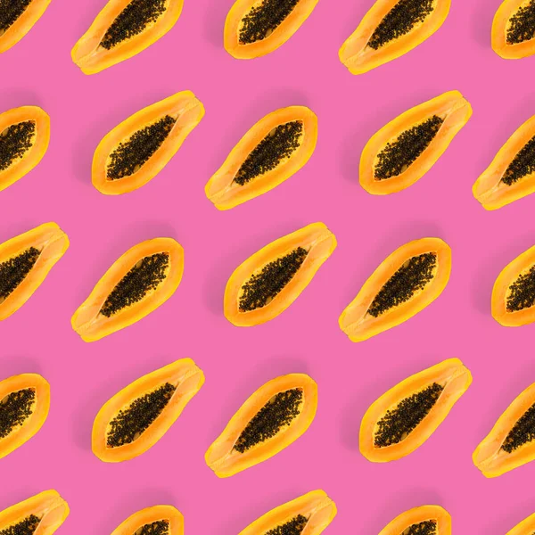 ピンクの背景に新鮮な熟したパパイヤのシームレスなパターン 熱帯抽象的な背景 最上階だ 創造的なデザイン 最小限のフラットレイコンセプト 熱帯果実食の背景パターンの傾向 — ストック写真