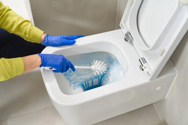 Wall Mounted Toilet Cleaning Detergent Woman Hotel Maid Cleans Bathroom — Stockfoto