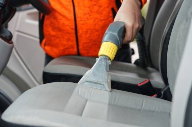 Araba kuru temizleme. Açık gri tekstil koltukları, profesyonel çıkartma metoduyla kimyasal temizlik. düzenli temizlik