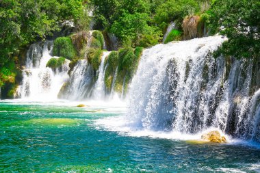 Güneşli yaz gününde güzel bir şelale arka planı. Krka Ulusal Parkı 'nda Güzel Şelale - Hırvatistan, Avrupa. Krka Ulusal Parkı 'nda Krka nehri şelaleleri