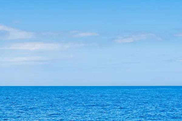 Błękitne Morze Białe Chmury Niebie Chmura Wody Tło Horyzontu Uczucie — Zdjęcie stockowe