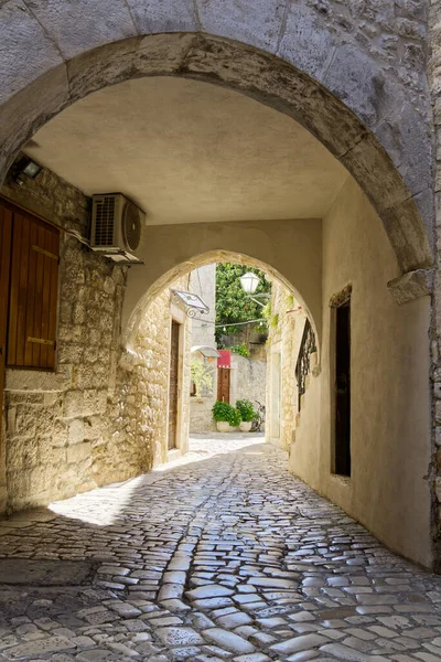 Wąska Ulica Kamiennymi Domami Stare Domy Wąska Uliczka Trogirze Chorwacja — Zdjęcie stockowe