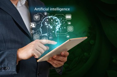 İş adamı ai 'yi kullanarak dijital tablet üzerinde çalışıyor. İş teknolojisi, IoT Internet of Things, Ai Yazılım Geliştirme kavramı. Programcı mobil uygulamalar geliştiriyor. Web simgeleri