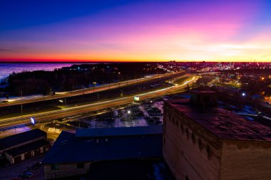 Gece şehrin panoramik manzarası. Tallinn, Estonya geceleri. Soğuk bir kış gecesinde uyuyan şehir