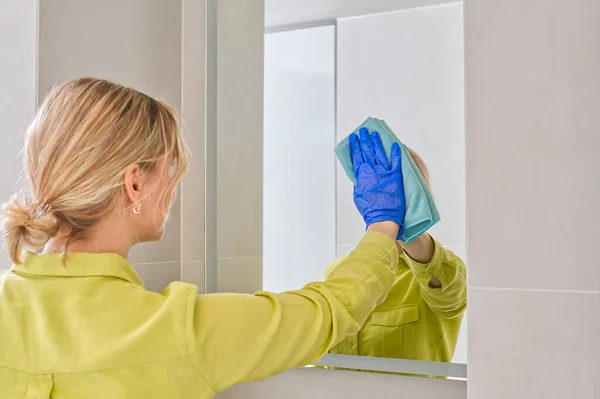 Cleaning Company Hotel Maid Microfiber Cloth Washing Cleaning Mirror Household — Stock Photo, Image