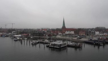 Travemunde, Almanya - Nisan, 2023 Travemunde şehir manzarasının panoramik manzarası bulutlu bir günde, Lubeck - Almanya