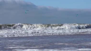 Birçok insan, rüzgârlı bir günde deniz kıyısında uçurtma sörfü yaparken Lahey sahillerinde sörf yapmayı seviyor. Watersport adrenalin eğlence macera keskinliği