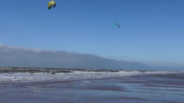 Birçok insan, rüzgârlı bir günde deniz kıyısında uçurtma sörfü yaparken Lahey sahillerinde sörf yapmayı seviyor. Watersport adrenalin eğlence macera keskinliği