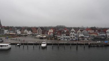 Travemunde, Almanya - Nisan, 2023 Travemunde şehir manzarasının panoramik manzarası bulutlu bir günde, Lubeck - Almanya