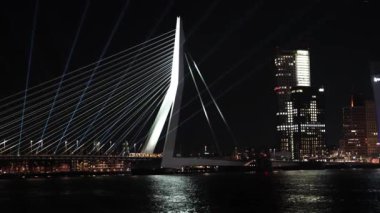 Rotterdam, Hollanda 'nın Gece Panoraması. Rotterdam, Hollanda - Nisan 2023: City Scape,