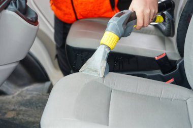 Araba kuru temizleme. Açık gri tekstil koltukları, profesyonel çıkartma metoduyla kimyasal temizlik. düzenli temizlik