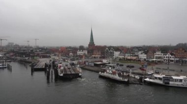 Travemunde, Almanya - Nisan, 2023 Travemunde şehir manzarasının panoramik manzarası bulutlu bir günde, Lubeck - Almanya
