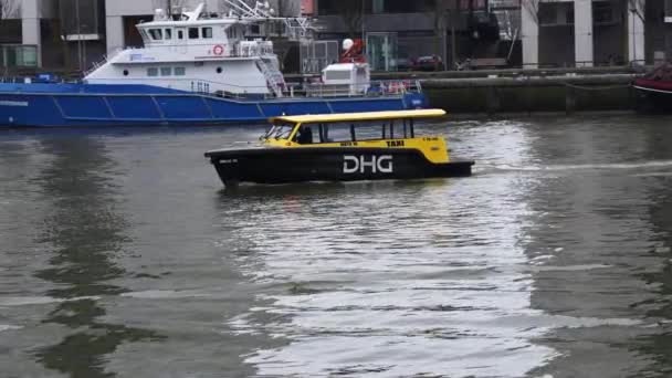 Rotterdam Países Bajos Aprill 2023 Taxi Acuático Rápido Río Nieuwe — Vídeo de stock