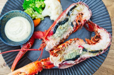 Taze ıstakoz pişirdim. Kırmızı ıstakoz, deniz ürünleri. Gurme yemekleri tabakta sağlıklı haşlanmış ıstakoz. Japon yüksek kaliteli ıstakozunun ızgarası..